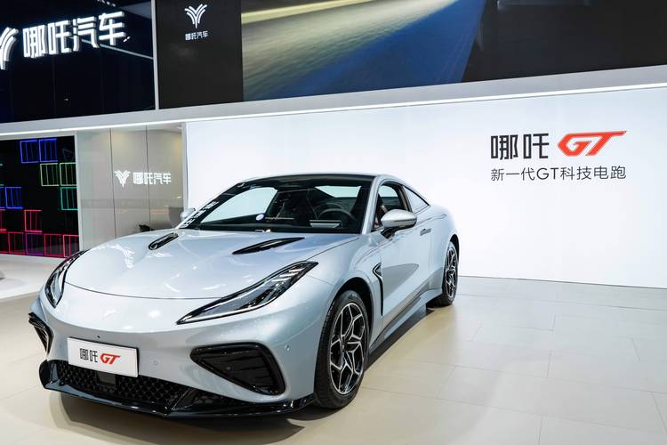 佛山130哪吒汽车在智能汽车领域的表现，领途汽车在新能源汽车市场中的影响力